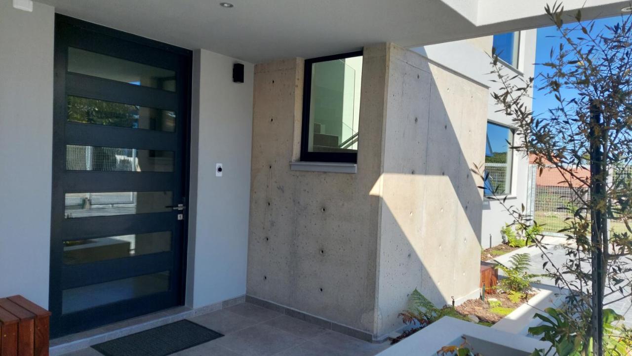 Hilltop Bayview Luxury Apartment