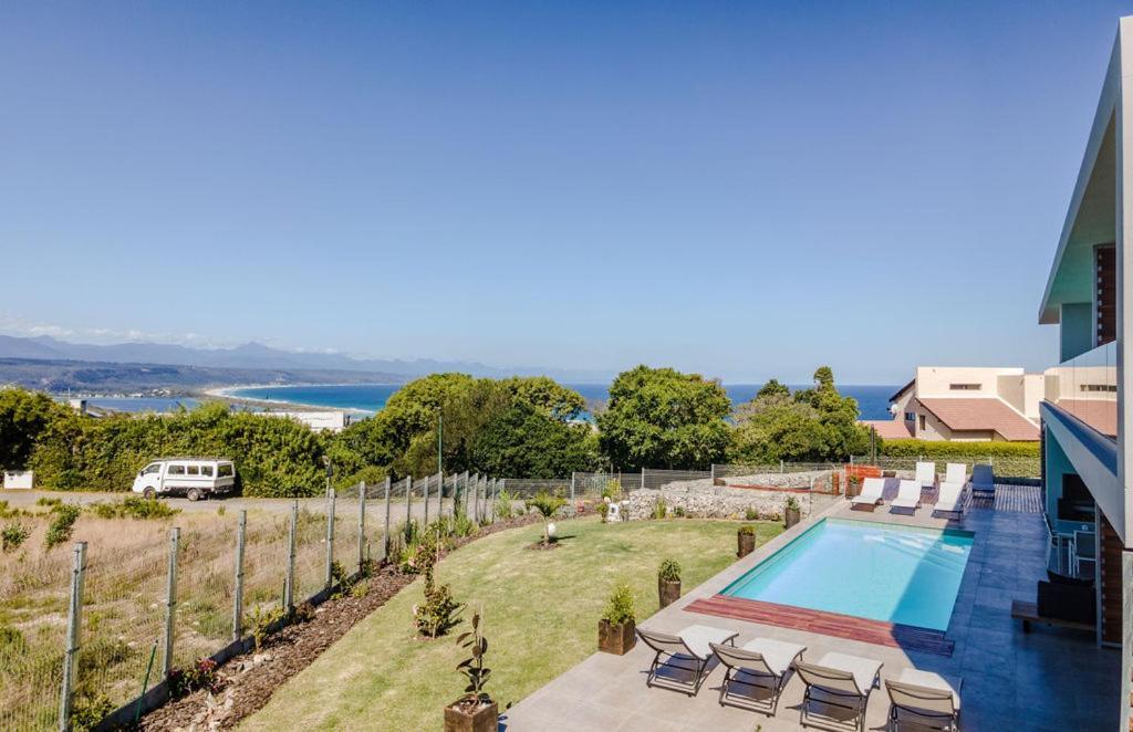Hilltop Bayview Luxury Apartment