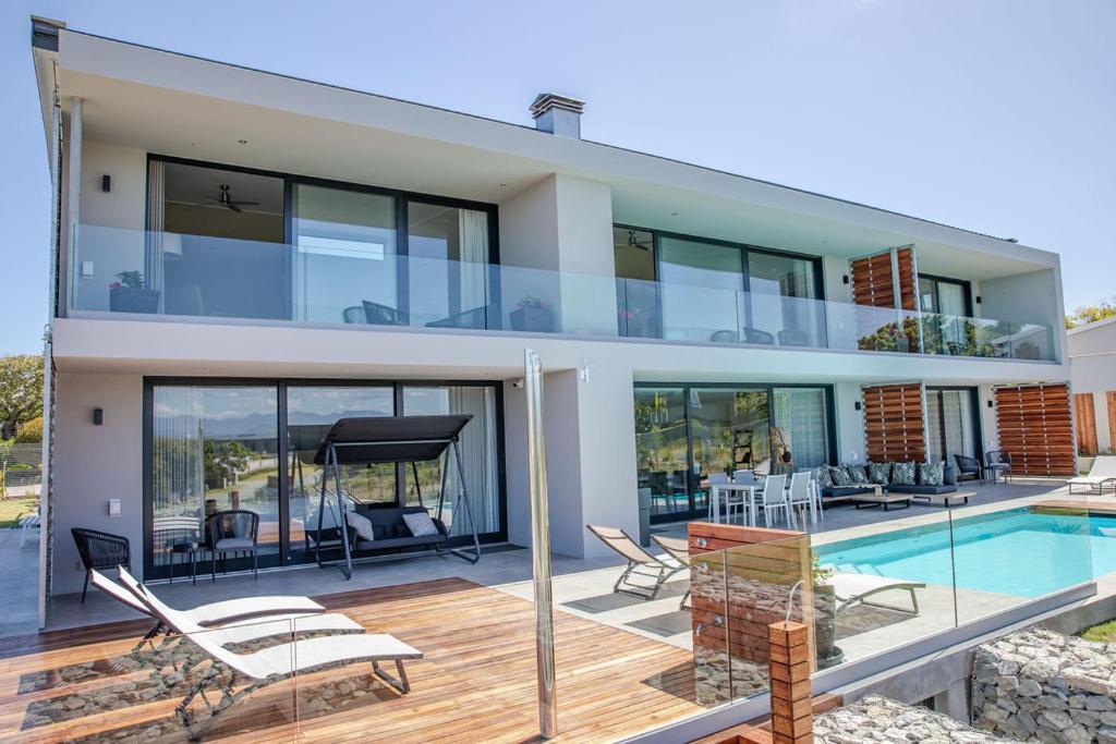 Hilltop Bayview Luxury Apartment *